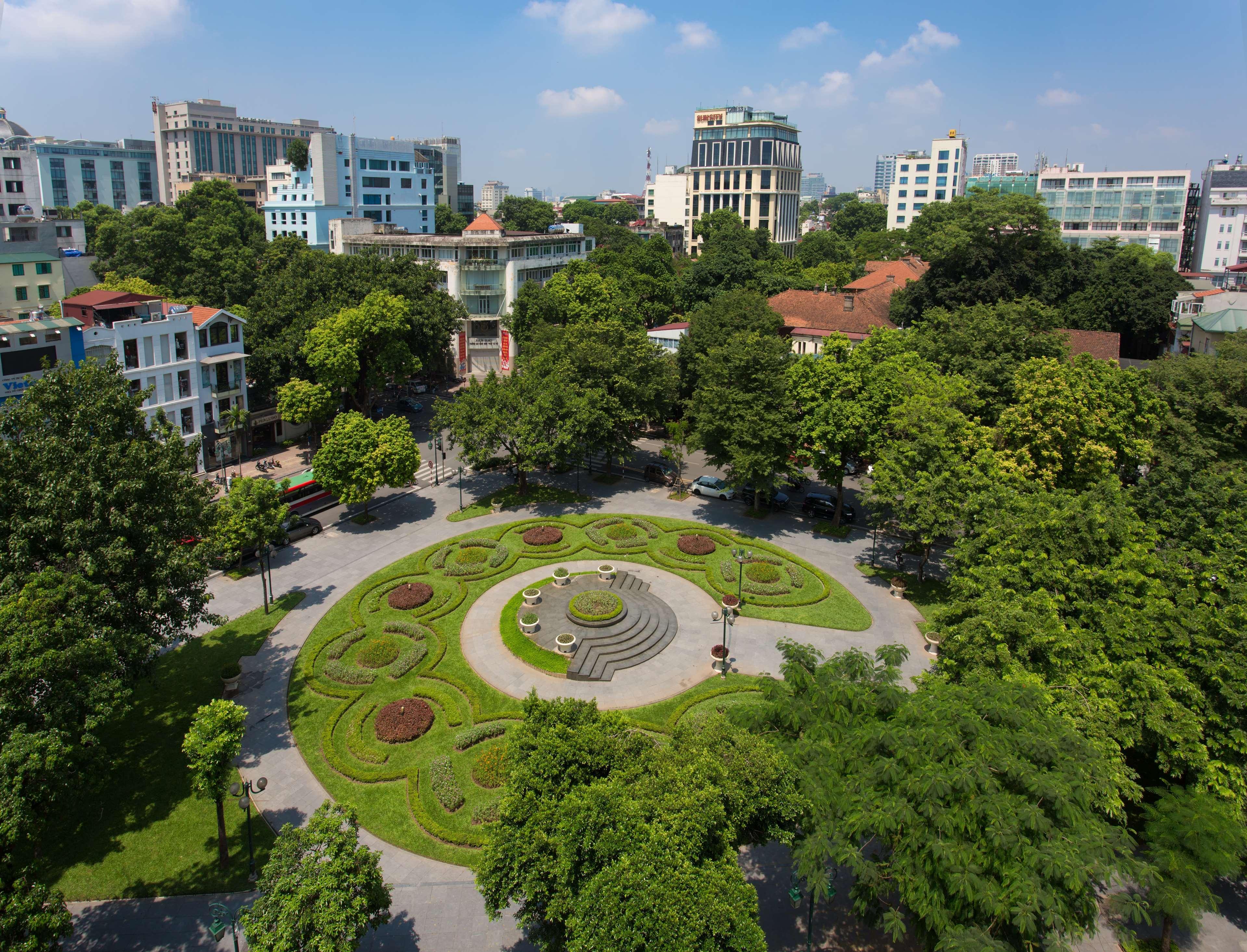 Hilton Hanoi Opera Exterior foto